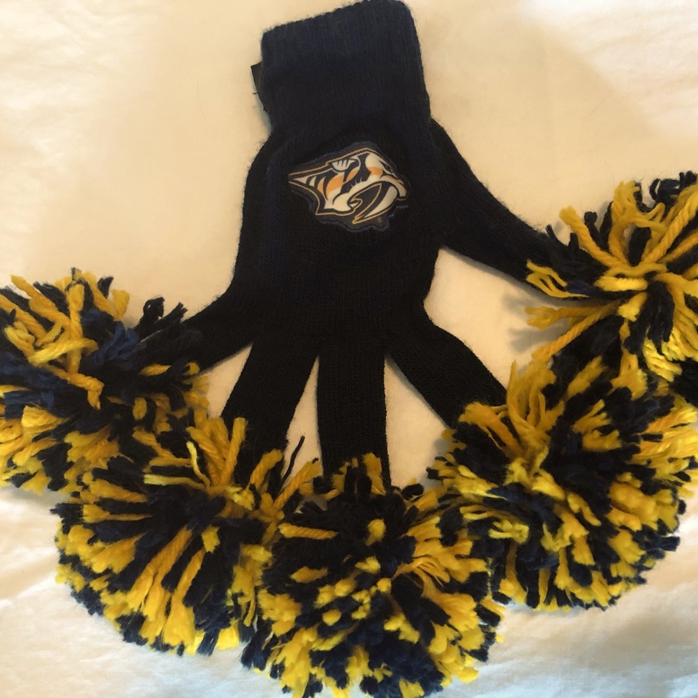 Nashville Predators Spirit Fingerz - Pom Pom Gloves